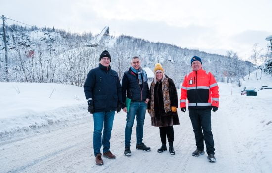 Enhetsleder for drift og utbygging, Svein-Arne johansen, prosjektleder for kommunale prosjekter i Harstadpakken, Fred Erik Fredly, ordfører og leder av styringsgruppen i Harstadpakken, Kari-Anne Opsal og prosjektleder for Harstadpakken, Geir Olaf Erling Hartz Jørgensen. Foto: Øivind Arvola